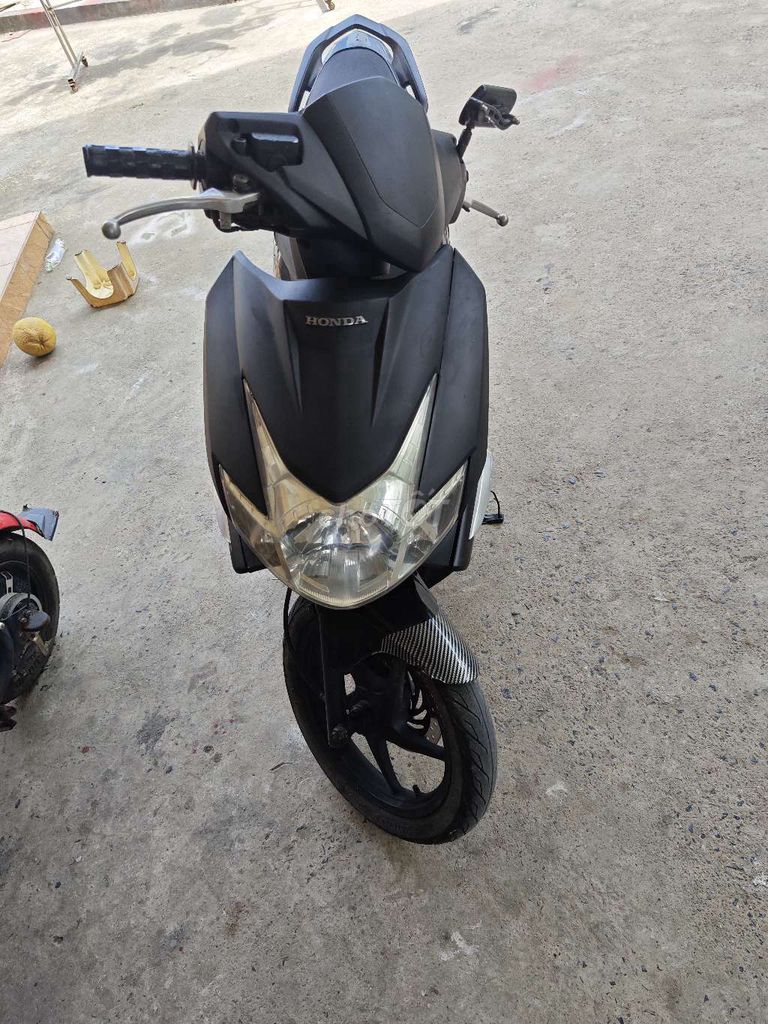 Первая черная Honda Airblade работает тихо.