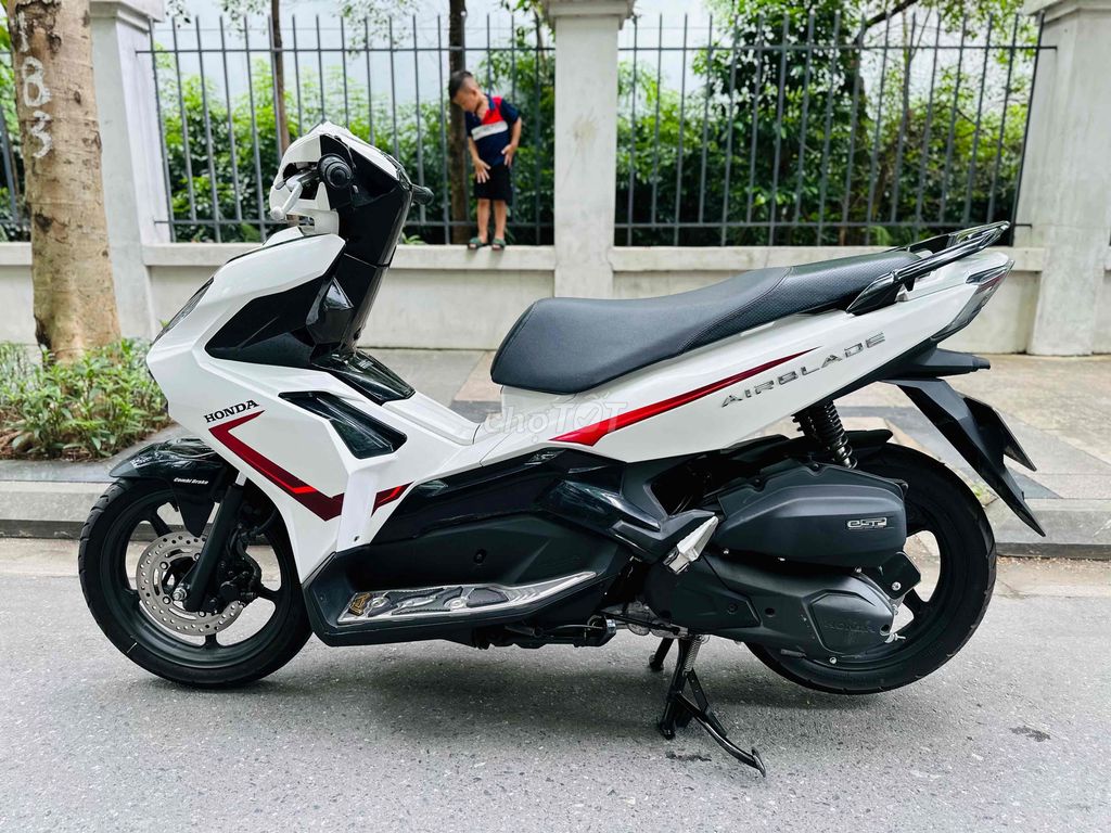 Honda Airblade 125 trắng ngọc trinh