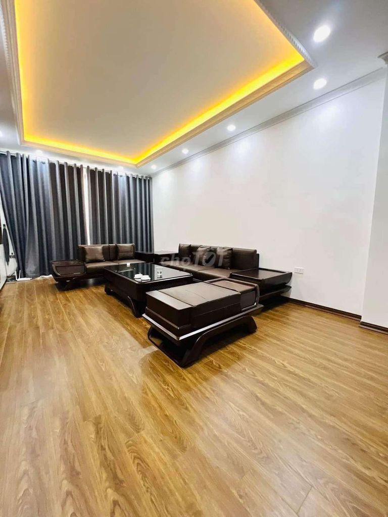 Kịch độc! Hoàng Cầu phân lô oto tránh vỉa hè, view hồ, 40m*6T KD đỉnh