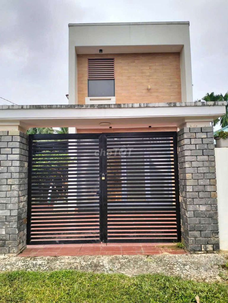 Chính chủ bán nhà 400m2 có 200m2 thổ cư, có sân vườn tường rào Chính chủ bán nhà 400m2 có 200m2 thổ cư, có sân vườn tường rào