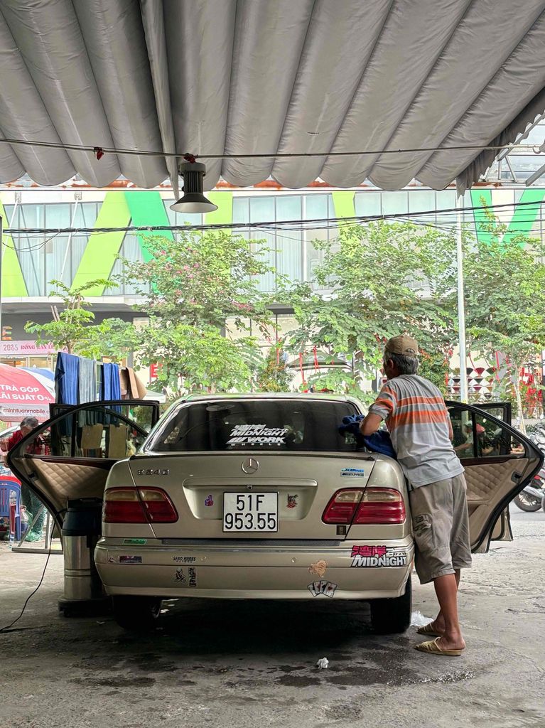 Mercedes-Benz E240 W210 2001 Vàng cát. Mua bán Ô tô tại Quận 8 Tp Hồ Chí Minh được đăng bởi Nguyễn Thế Dũng hình 8