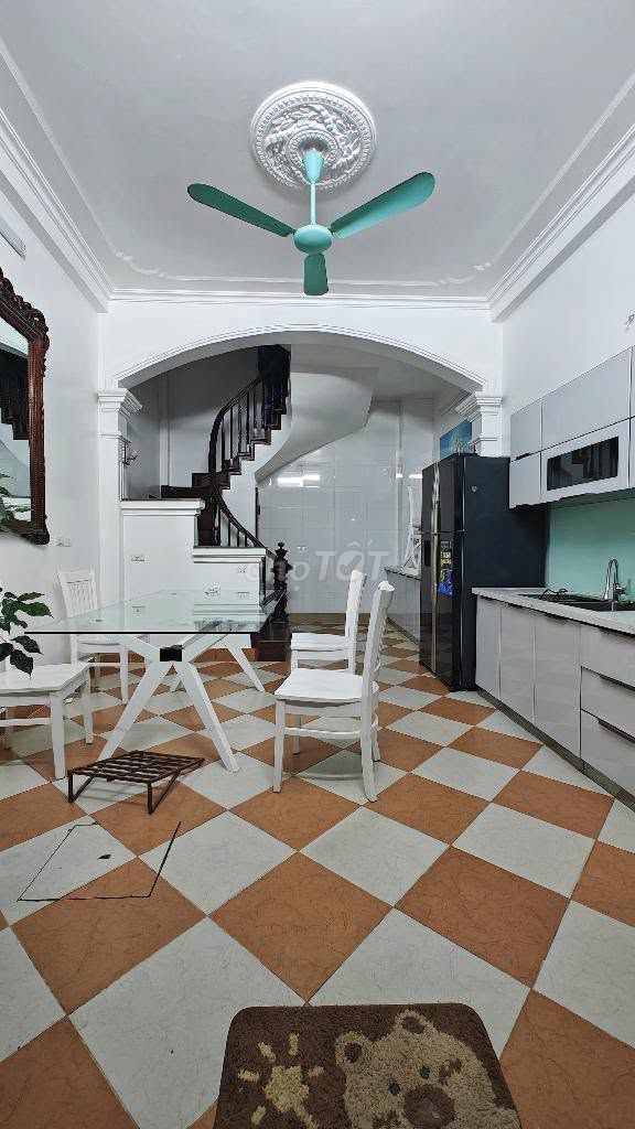Дом 4 этажа, угловой, 2 открытые стороны, центр коммуны Тхань Три
