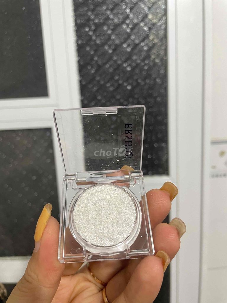 Phấn mắt ErshiQi Nữ Trắng bạc. Mua bán Phụ kiện thời trang khác tại Huyện Phong Điền Cần Thơ được đăng bởi Đồng Yến Nhi hình 1