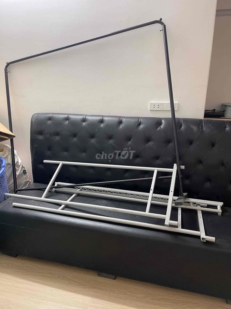 Cây treo quần áo kim loại Đen và xám. Mua bán Nội thất, đồ gia dụng khác tại Quận Ba Đình Hà Nội được đăng bởi Lan Trinh hình 1