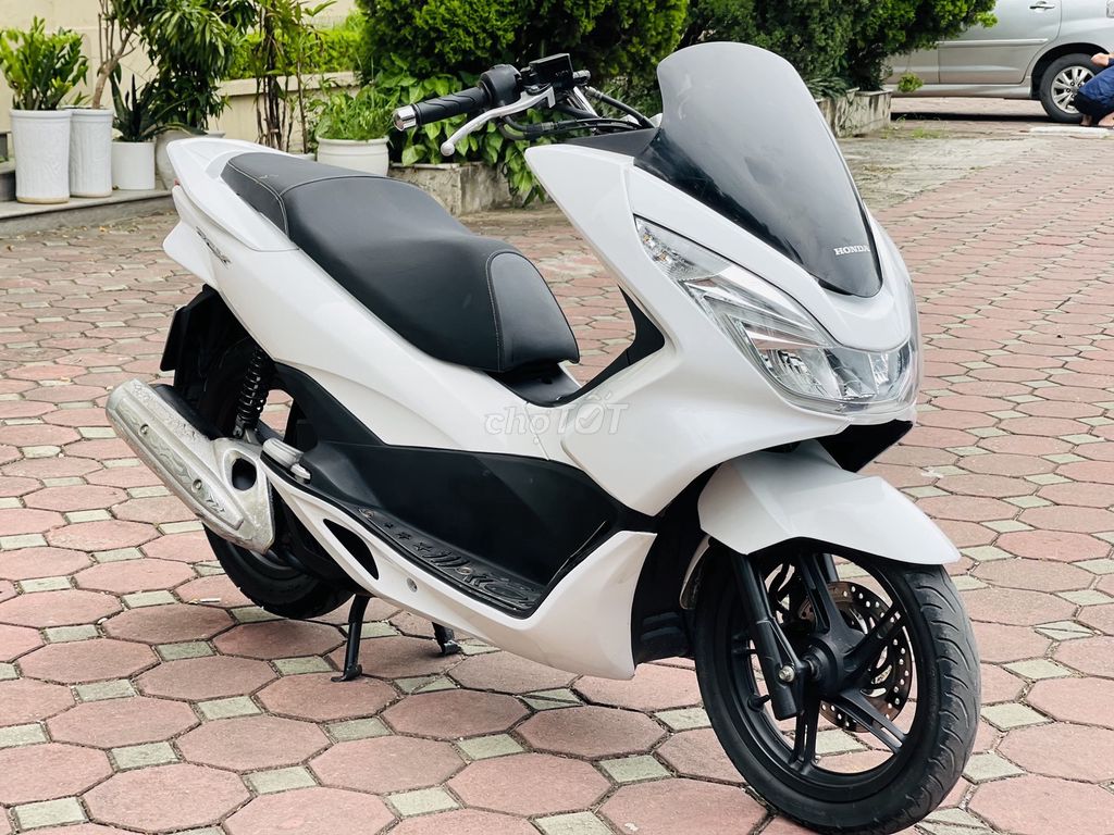 Основной продукт двигателя Honda PCX 125 2017 года белого цвета..