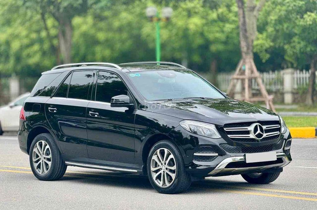 Mercedes Benz GLE 400 4Matic đen/kem 2016. Mua bán Ô tô tại Quận Long Biên Hà Nội được đăng bởi Trang Gala hình 3