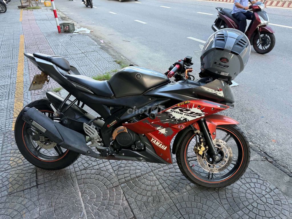 Yamaha R15 красно-чёрный, механическая коробка