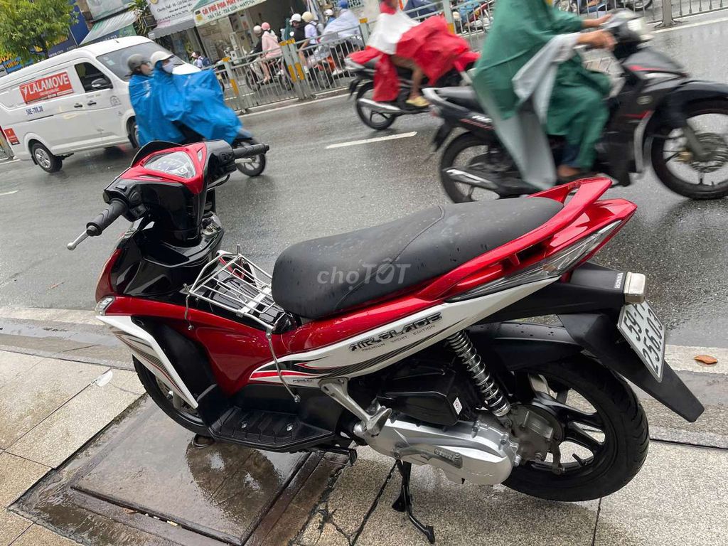Honda Air Blade 2012 Красно-бело-черный