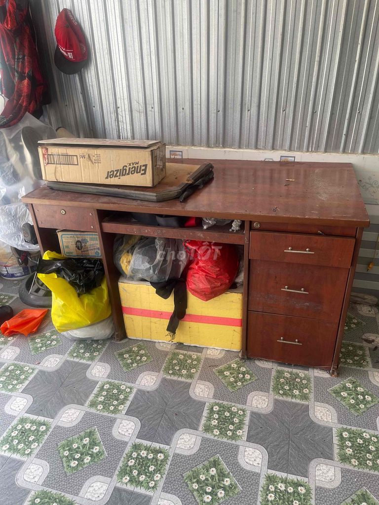 Bàn làm việc Gỗ Nâu Hộc kéo Còn tốt. Mua bán Đồ dùng văn phòng tại Huyện Châu Thành An Giang được đăng bởi Kim Phụng hình 1