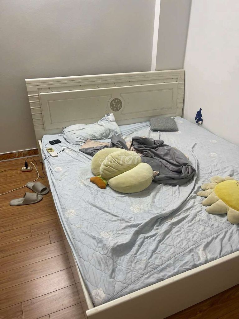 Giường ngủ 1m8x2m Trắng kèm đệm. Mua bán Giường, chăn ga gối nệm tại Quận Hoàng Mai Hà Nội được đăng bởi Nguyễn Trần Linh Đan hình 1