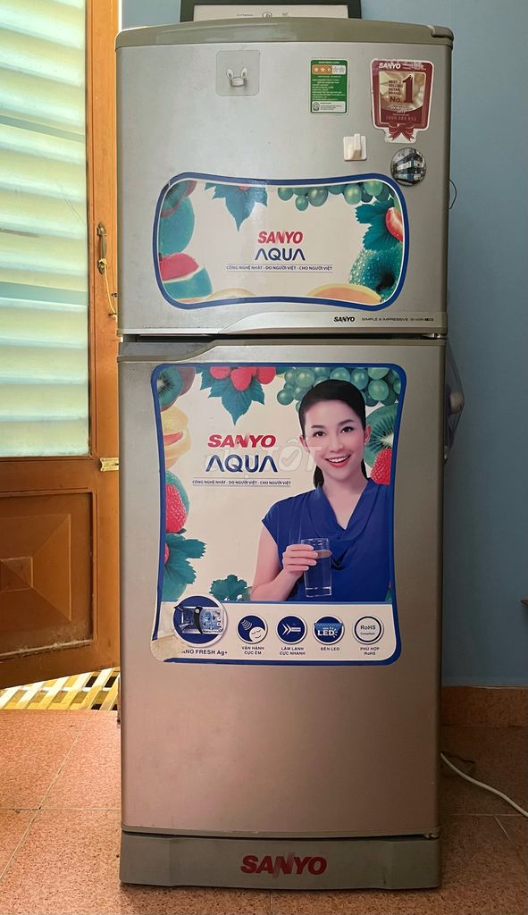 Tủ lạnh Aqua Sanyo màu xám 130l