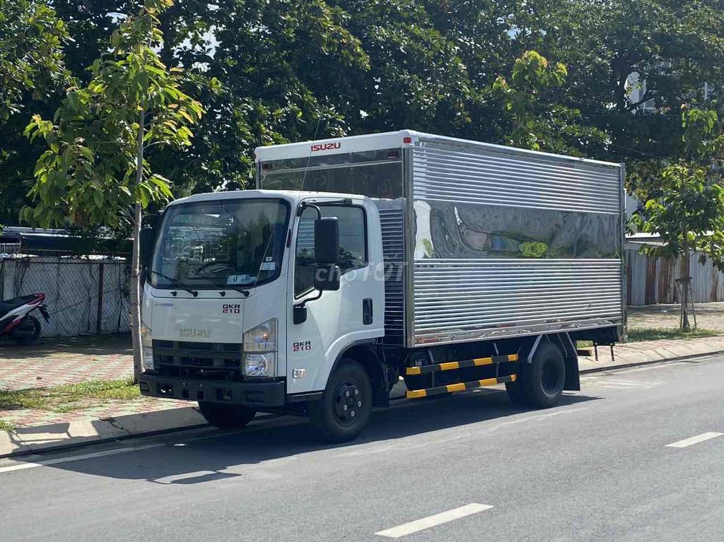 isuzu thùng kín tải 1990Kg sản xuất 2024