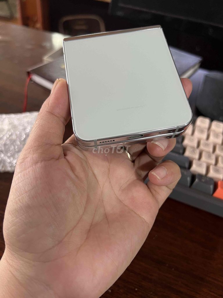 Samsung Z Flip 5 256GB Việt Nam. Mua bán Điện thoại tại Thành phố Thủ Dầu Một Bình Dương được đăng bởi LakMobile  hình 1