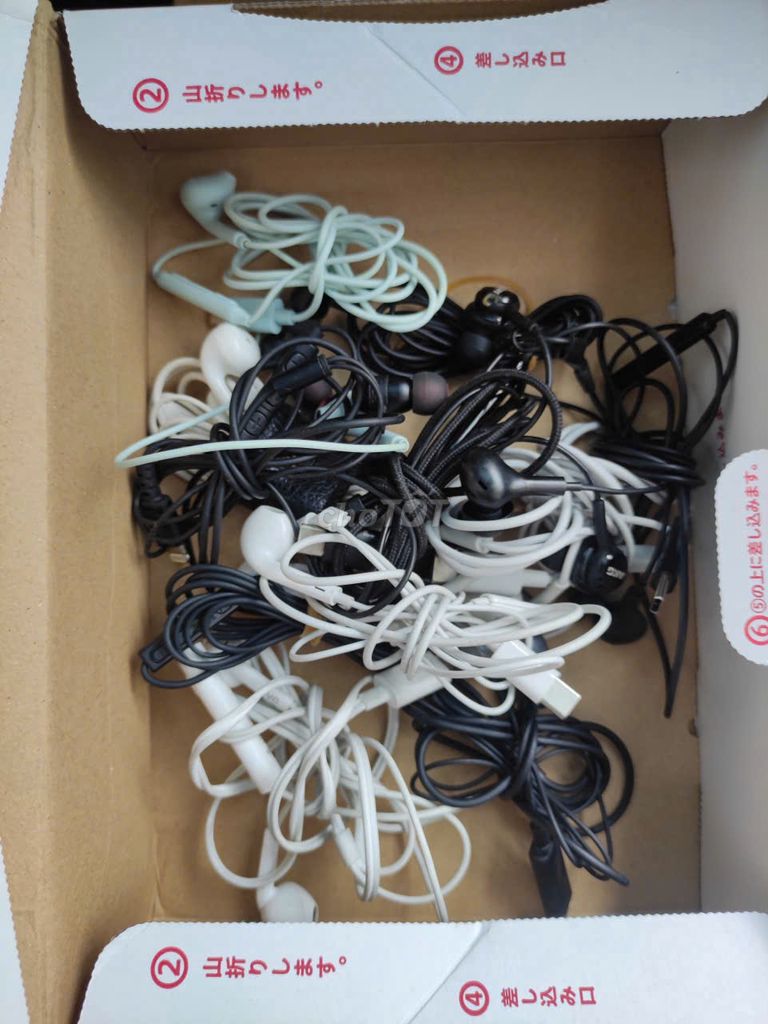 Tai nghe có dây nhiều màu. Mua bán Tivi, Âm thanh tại Quận Bắc Từ Liêm Hà Nội được đăng bởi Minh Dũng hình 1