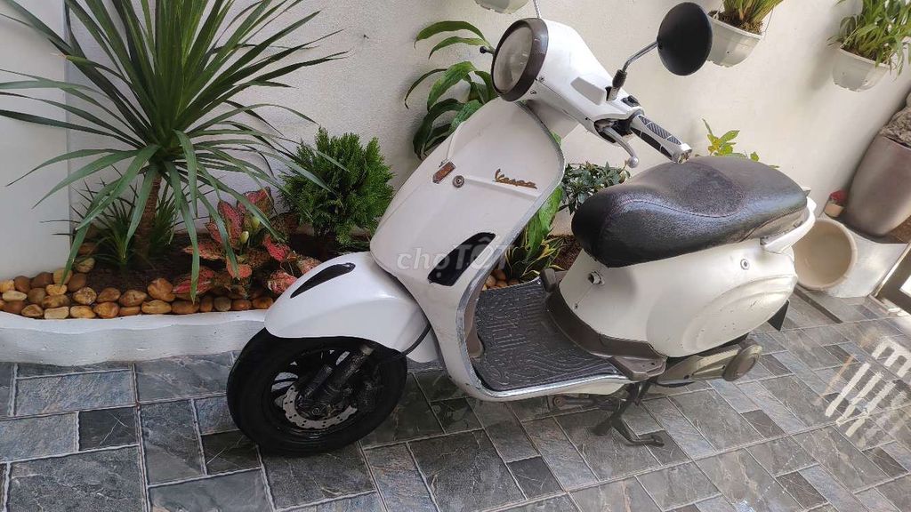 Белый электрический скутер Vespa