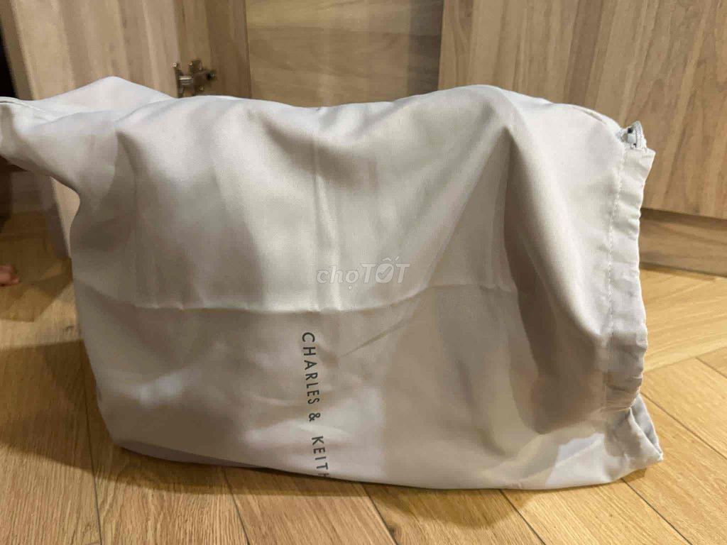 Túi Tote Charles & Keith mới 99%