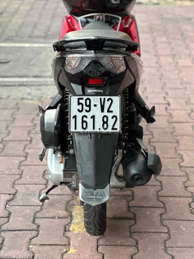 Honda Airblade 125 2015 красно-черный — собственик подписывает документы