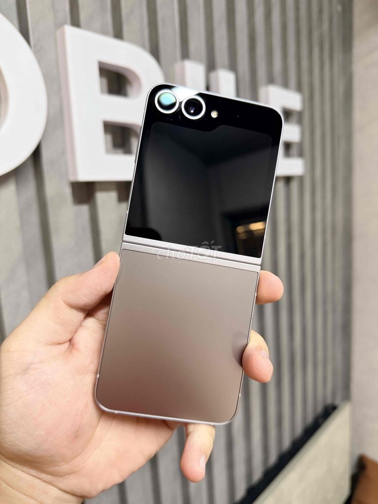 Samsung ZFlip6 256Gb Xám Likenew. Mua bán Điện thoại tại Quận Bình Thạnh Tp Hồ Chí Minh được đăng bởi Đạt Mobi hình 1