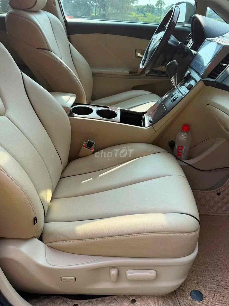 Белая Toyota Venza, импортная
