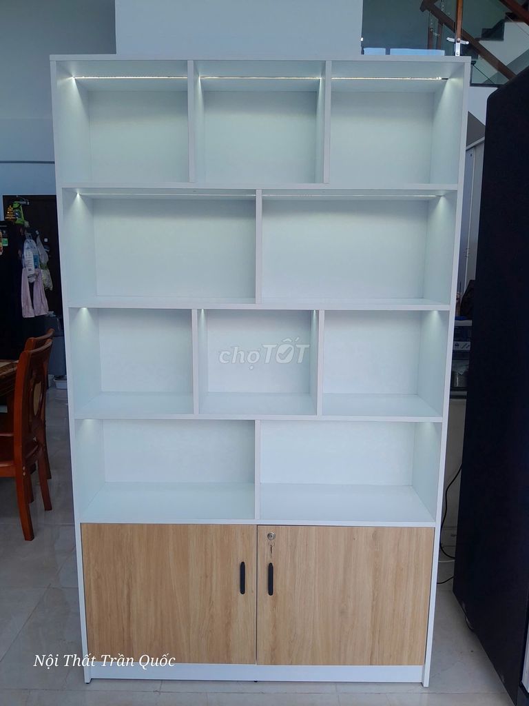 Tủ trưng bày  Trắng 2m có led. Mua bán Tủ, kệ gia đình tại Quận 6 Tp Hồ Chí Minh được đăng bởi Trần Thị Mỹ Duyên  hình 1