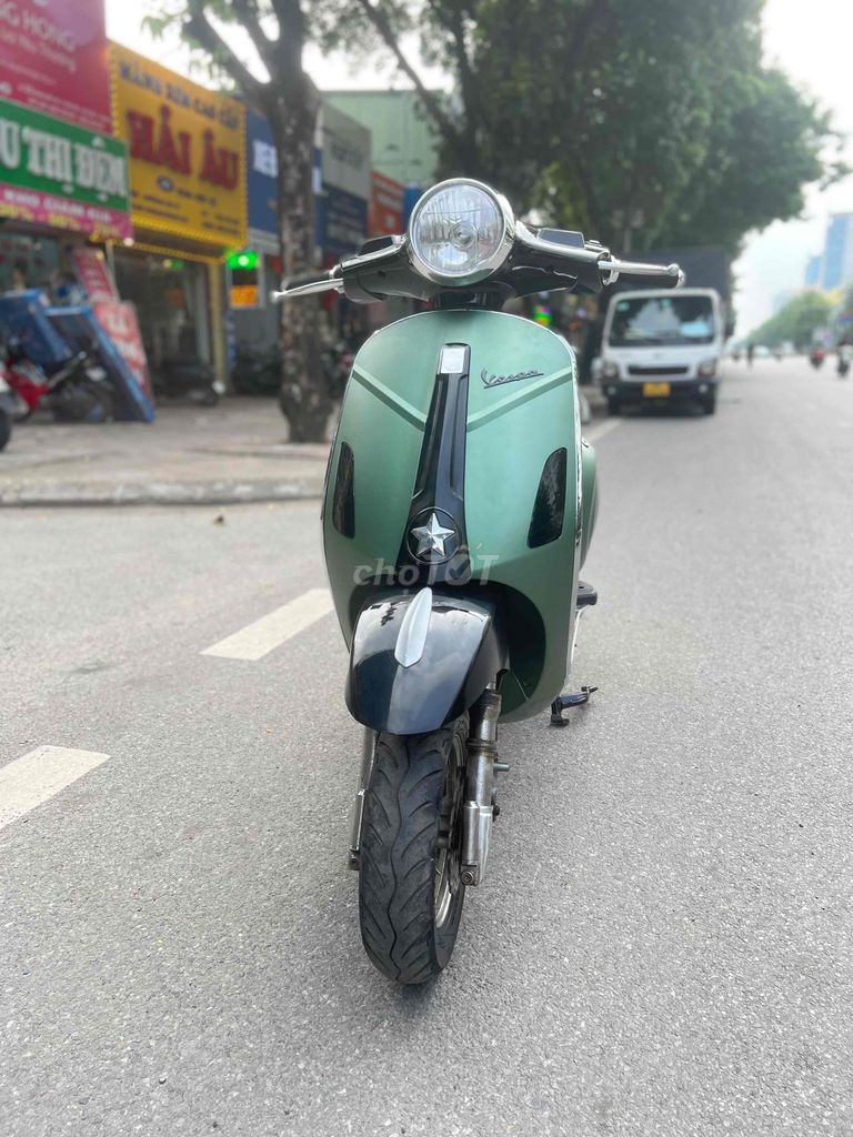 Xe điện Vespa xanh rêu sần