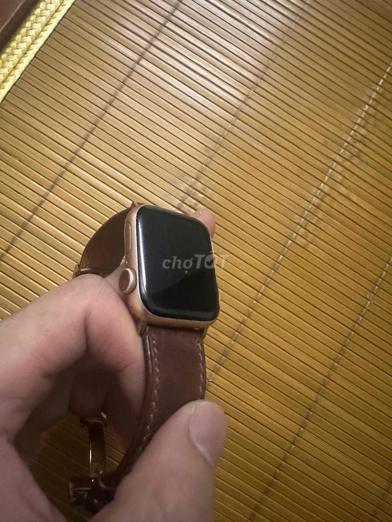 Apple Watch SE 40mm  dây da. Mua bán Thiết bị đeo thông minh tại Quận Nam Từ Liêm Hà Nội được đăng bởi phúc hình 1