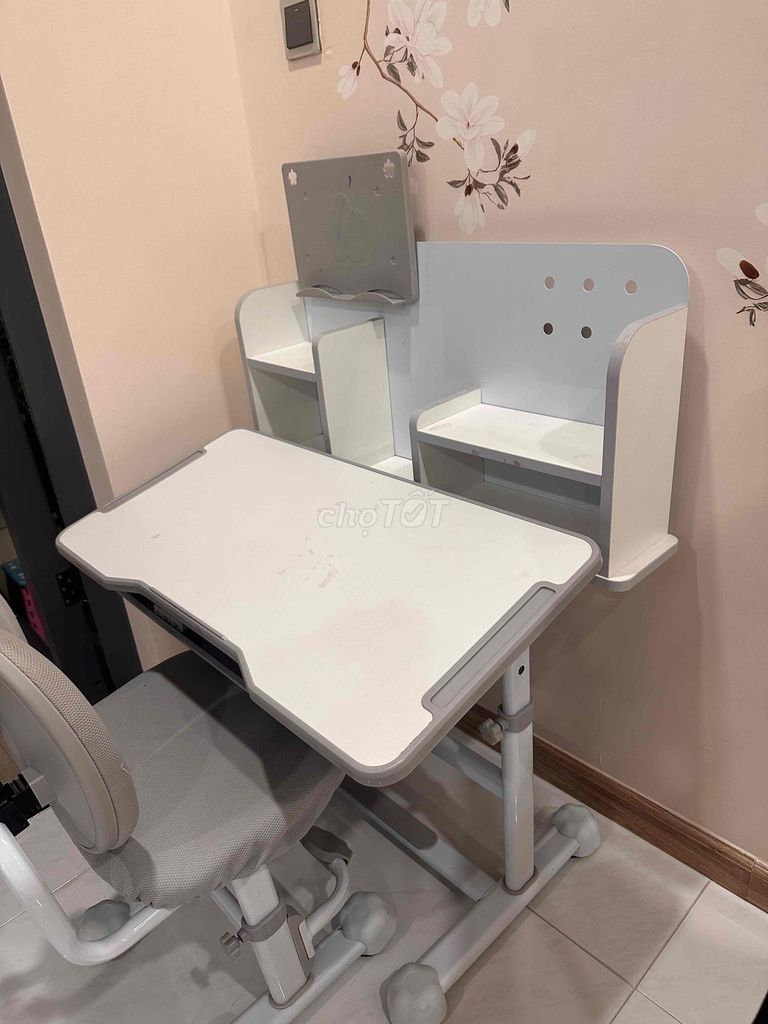bộ bàn ghế học chống gù cho bé. Mua bán Bàn ghế tại Quận Bình Thạnh Tp Hồ Chí Minh được đăng bởi thuỳ trang bùi hình 1