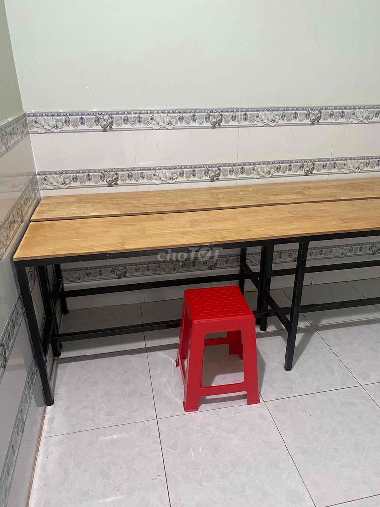 cần thanh lý 3 bàn học và ghế kèm theo