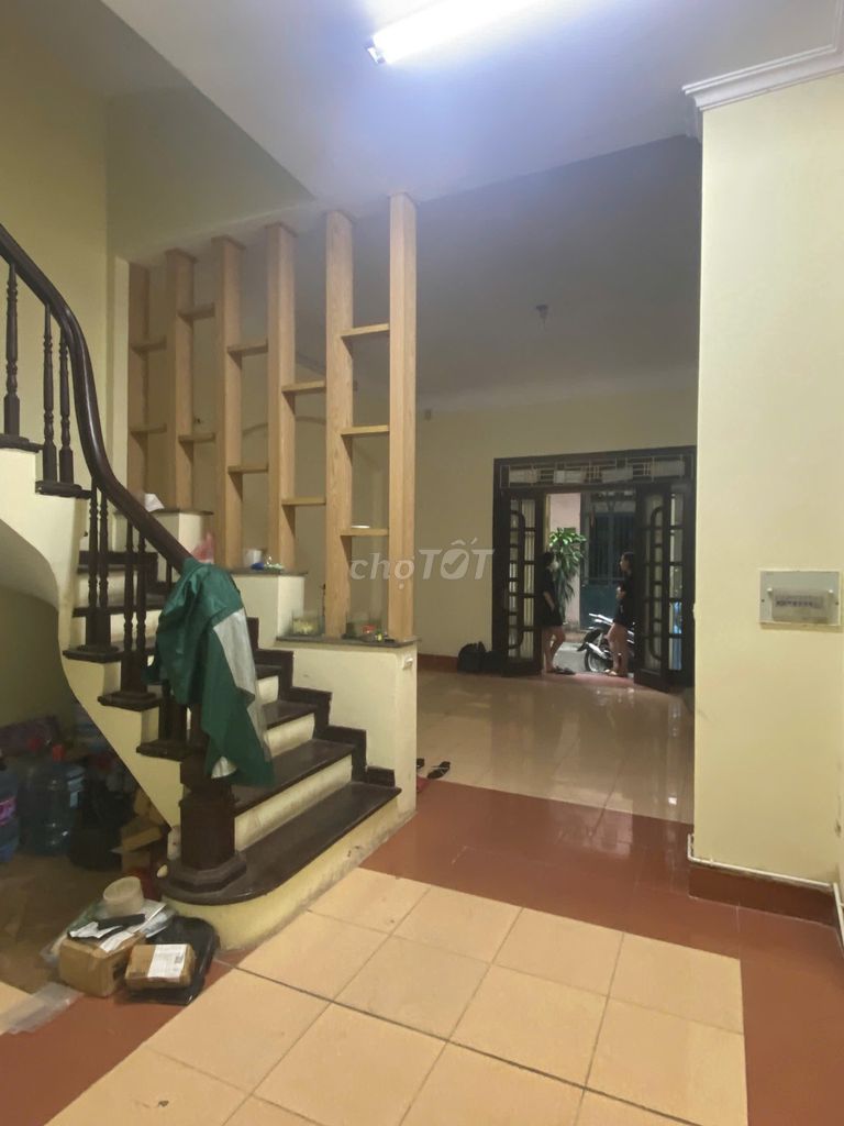 Cho thuê nhà phân lô ngõ Trung Kính. DT 60m2, 4 tầng. Giá 20tr