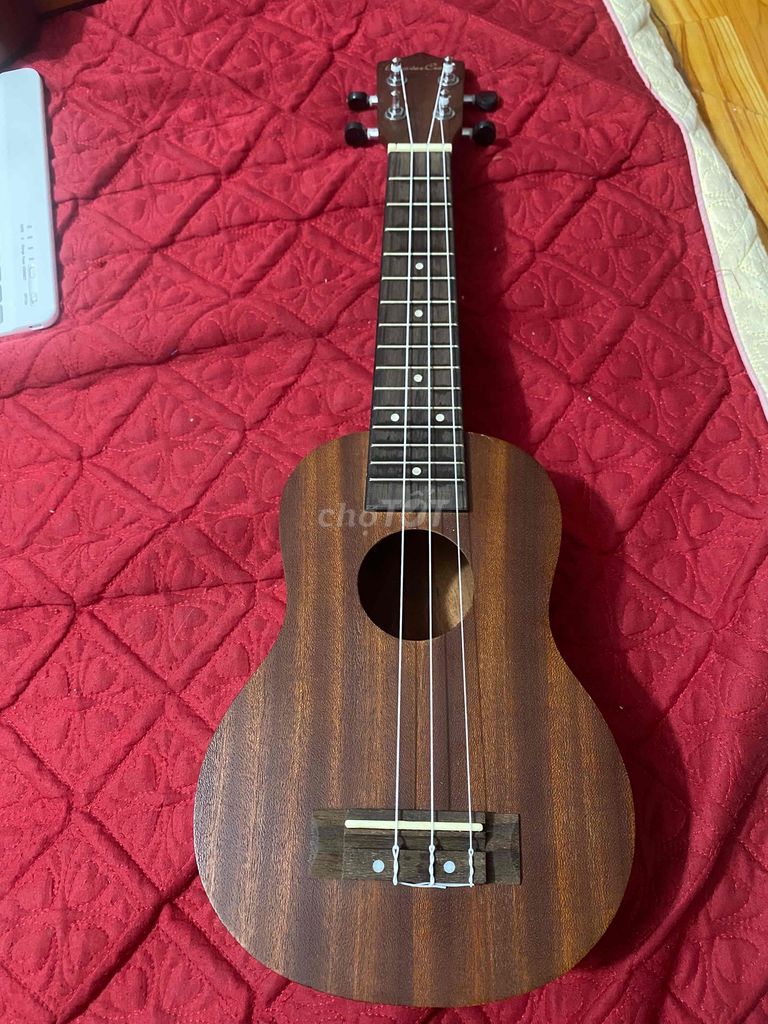 ukulele gỗ cao cấp