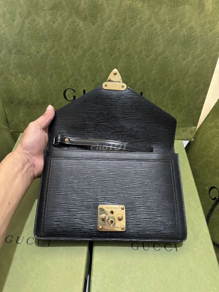 Clutch louis vuitton epi authentic 100%.