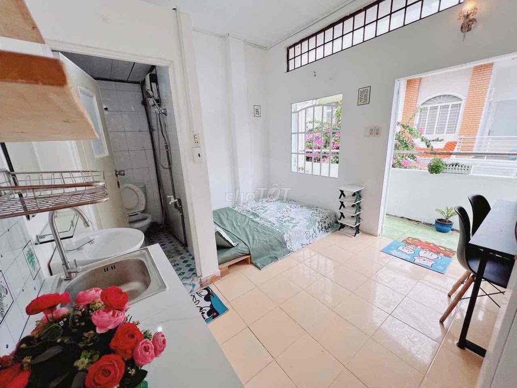 STUDIO BAN CÔNG - FULL NỘI THẤT - CÁCH ĐH TDT 1Km