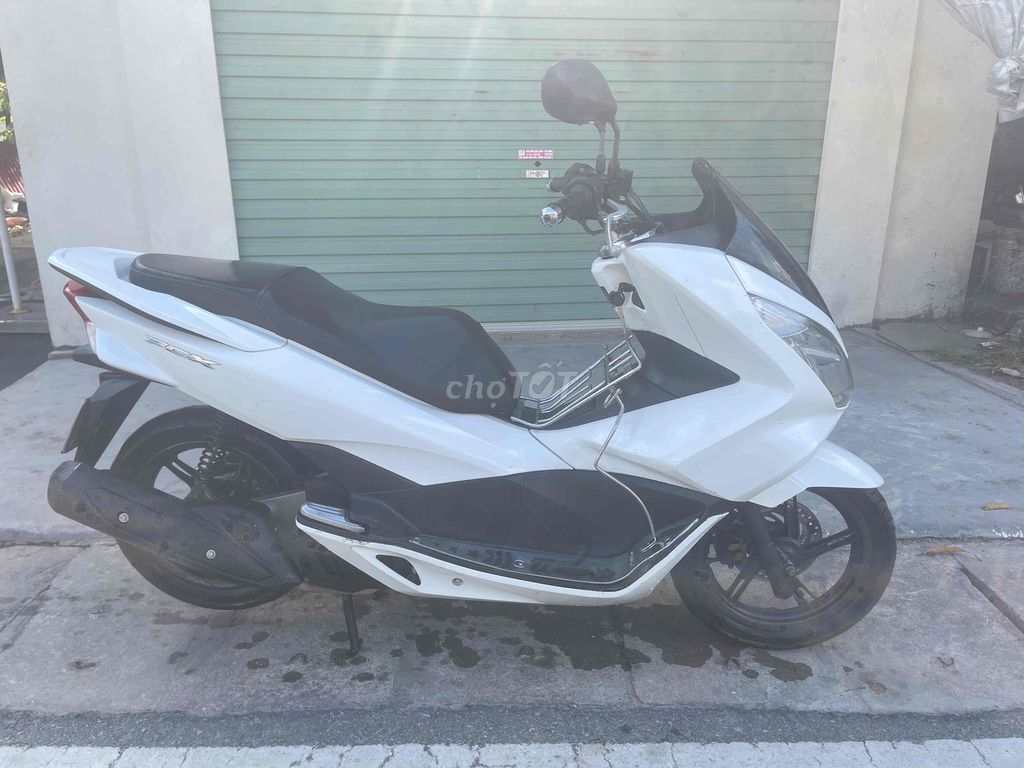 Белый скутер Honda PCX