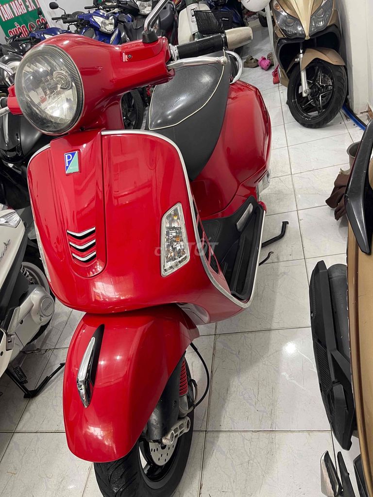 Piaggio Vespa GTS 125 2017 Красный