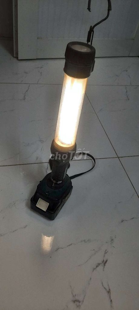 Đèn pin sạc makita