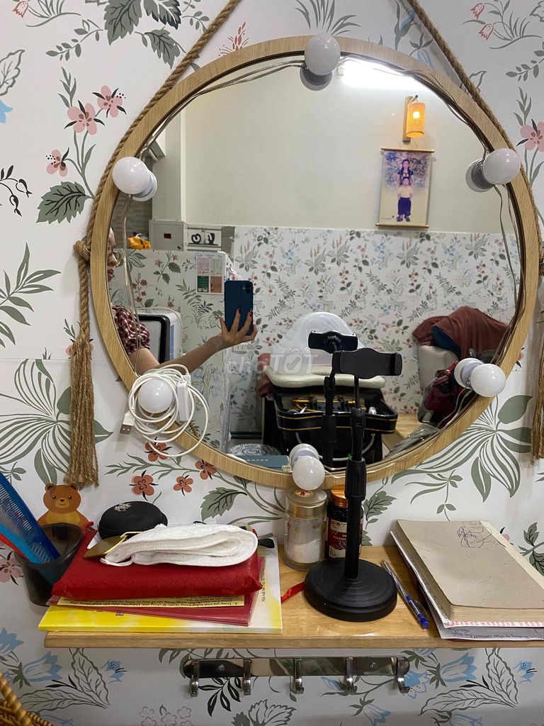 Gương trang điểm treo tường tròn. Mua bán Nội thất, đồ gia dụng khác tại Quận Tân Bình Tp Hồ Chí Minh được đăng bởi Mẹ Cherry  hình 1