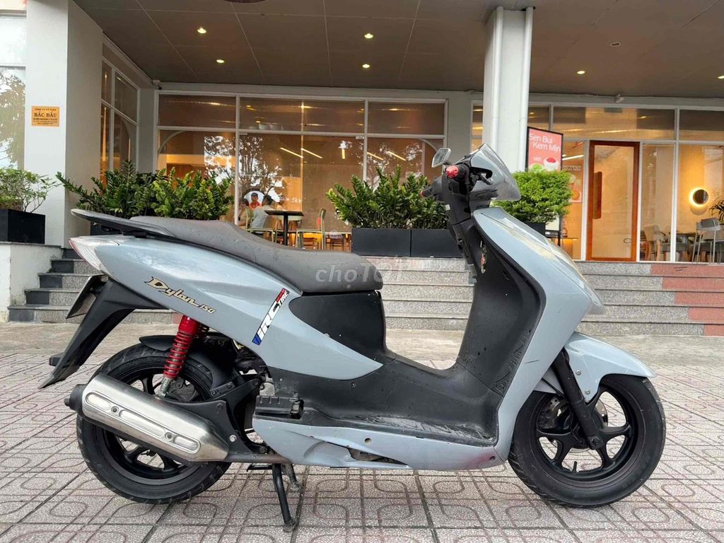 Honda Dylan 150 с городскими номерами (BSTP)