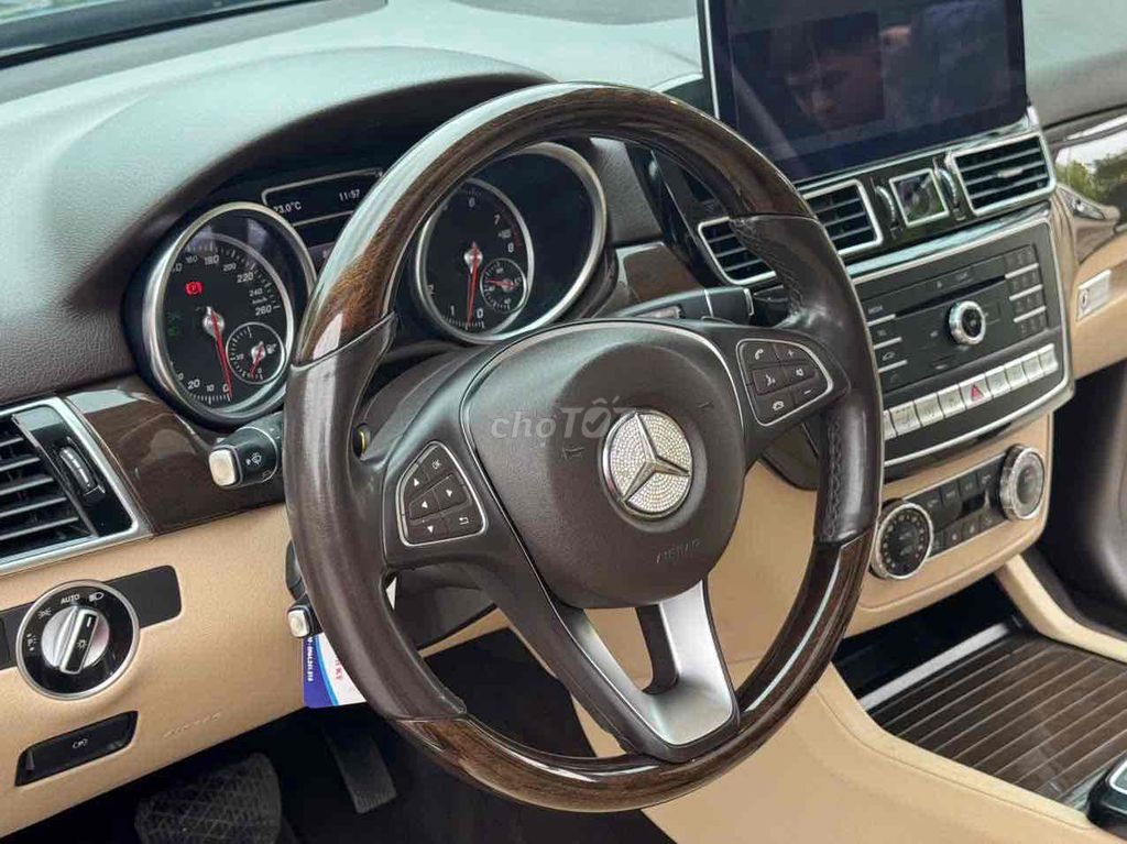 Mercedes Benz GLE 400 4Matic đen/kem 2016. Mua bán Ô tô tại Quận Long Biên Hà Nội được đăng bởi Trang Gala hình 13