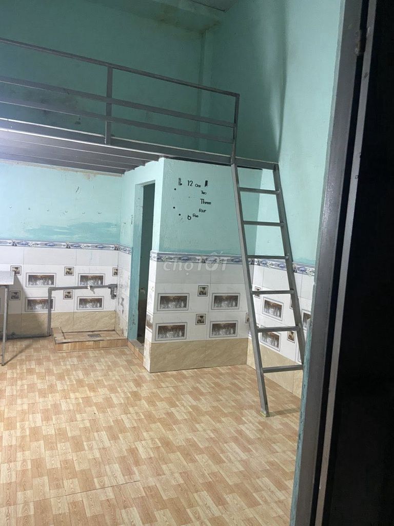 Комната на улице Ле Лой