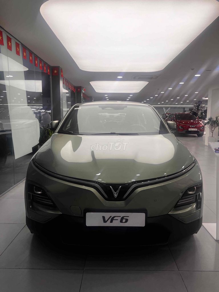 Серый электромобиль Vinfast VF6 Plus