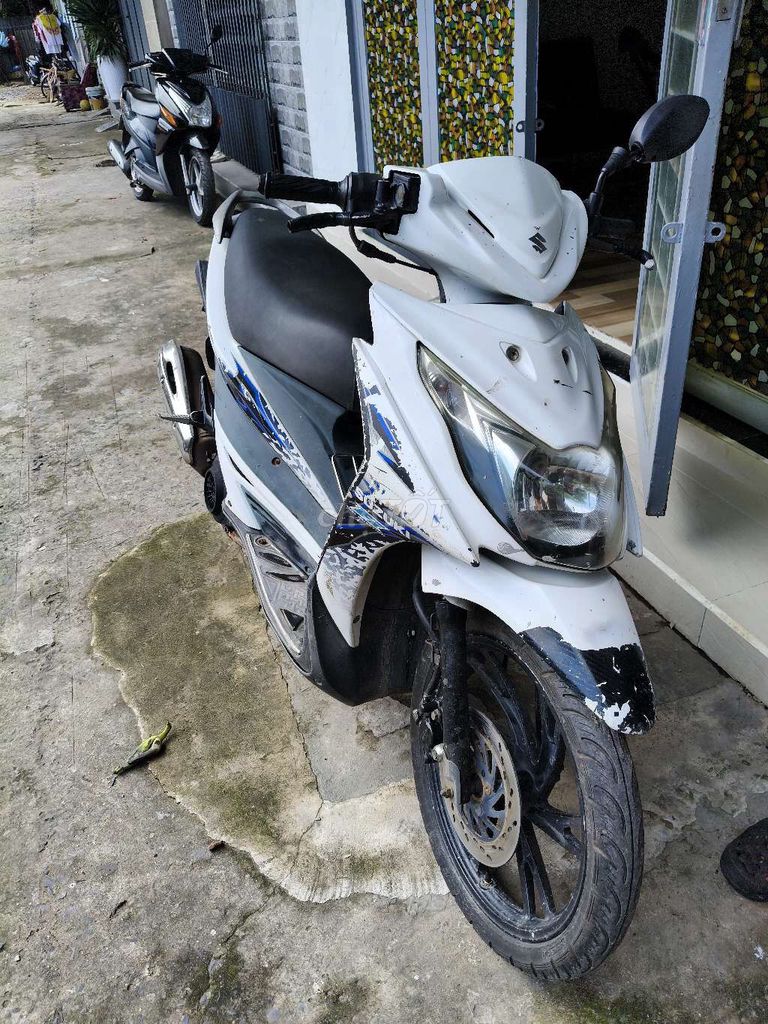 Белый скутер Suzuki