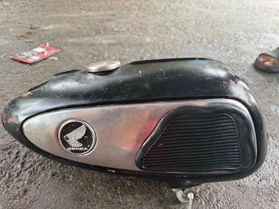 Bình xăng Honda đã qua sử dụng màu đen. Mua bán Phụ tùng xe tại Thị xã Tân Châu An Giang được đăng bởi Duy