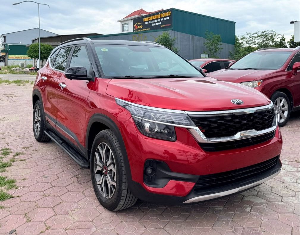 Красный Kia Seltos Luxury на 5 мест