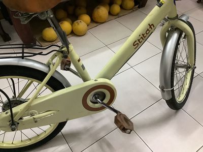 Xe đạp nữ hiệu stich màu vàng kem, cỡ vành 18 inch