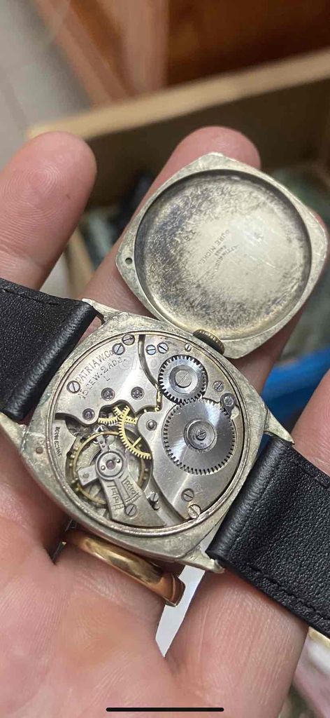 Đồng hồ cơ cổ Thụy Sĩ Lên dây