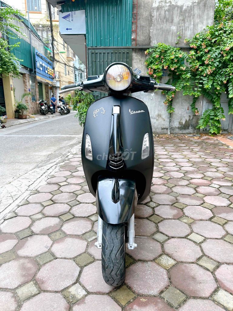 Черно-серый электрический скутер Vespa 40 км/перезарядка