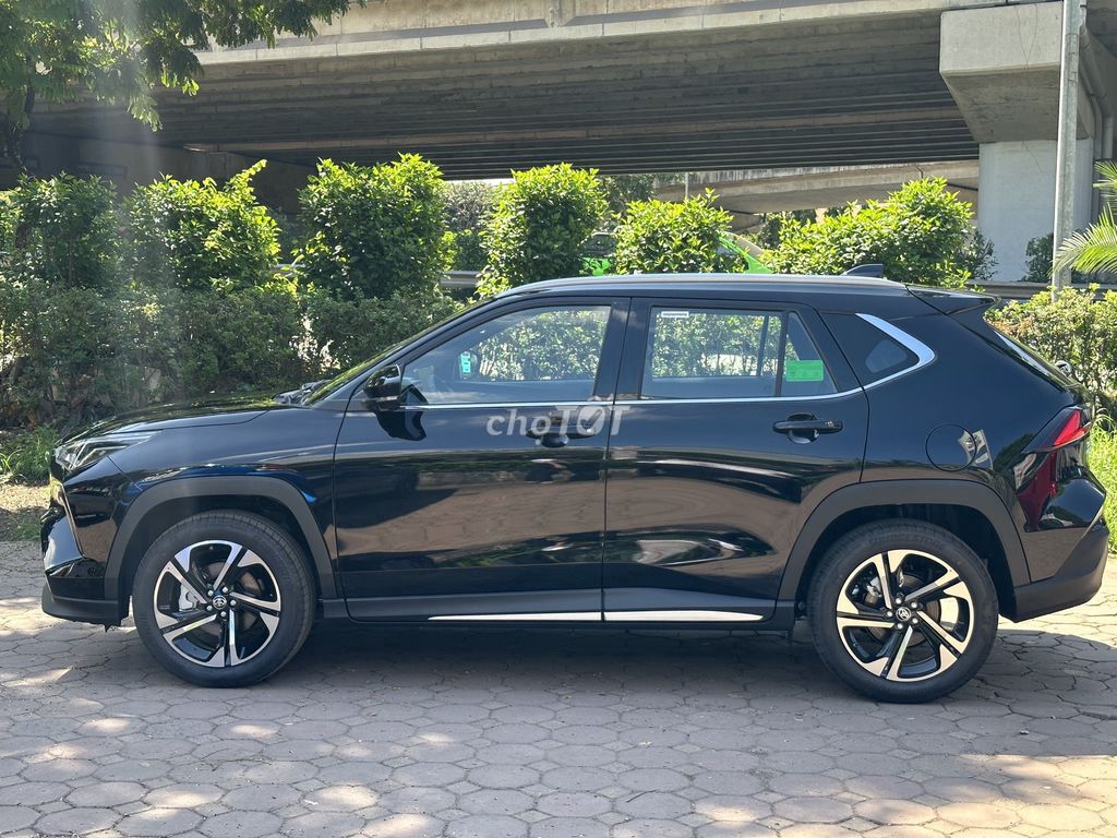 Гибридная черная автоматическая Toyota Yaris Cross