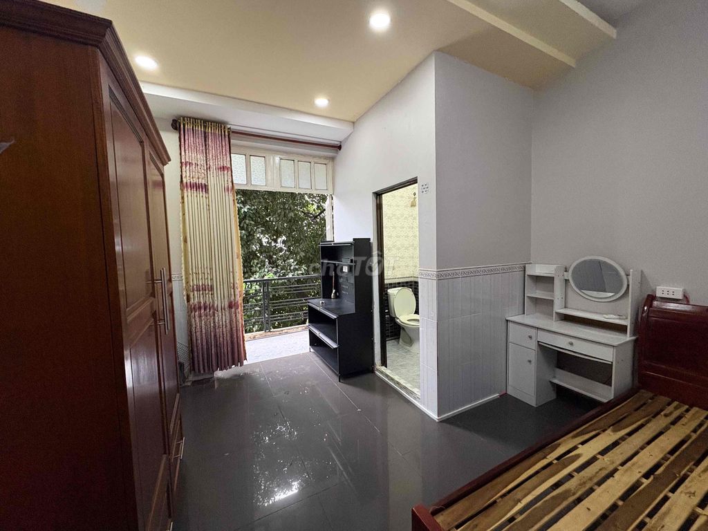 Phòng Ban Công Khu Tên Lửa