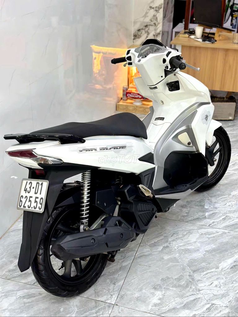 Xe máy Honda Airblade màu trắng zin đẹp leng keng. Mua bán Xe máy tại Quận Thanh Khê Đà Nẵng được đăng bởi Xe Máy Đức Vũ 658 Trần Cao Vân hình 10