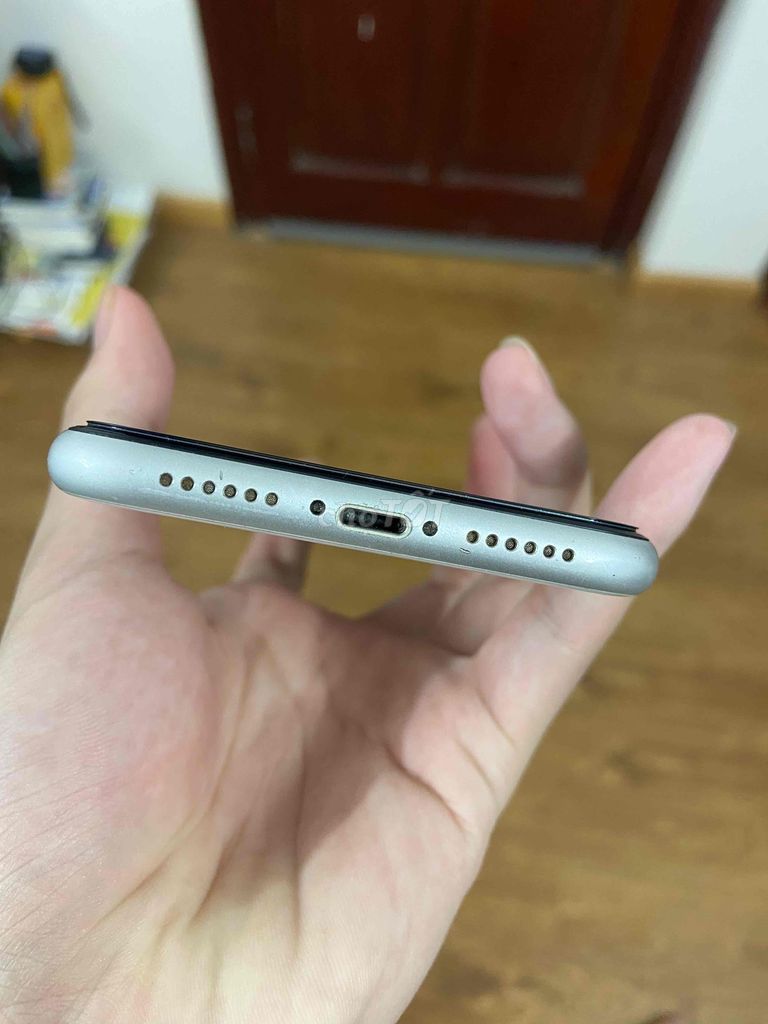 iphone xr trắng 64gb zin máy đẹp keng bị đốm ở góc